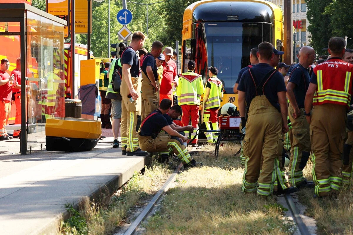Fußgänger von Straßenbahn erfasst: Tram muss angehoben werden