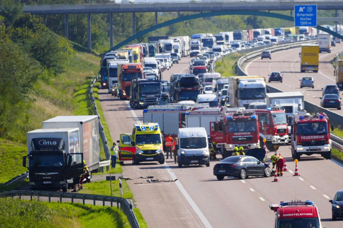 Crash zwischen Mercedes und Lkw: A9 schon wieder gesperrt