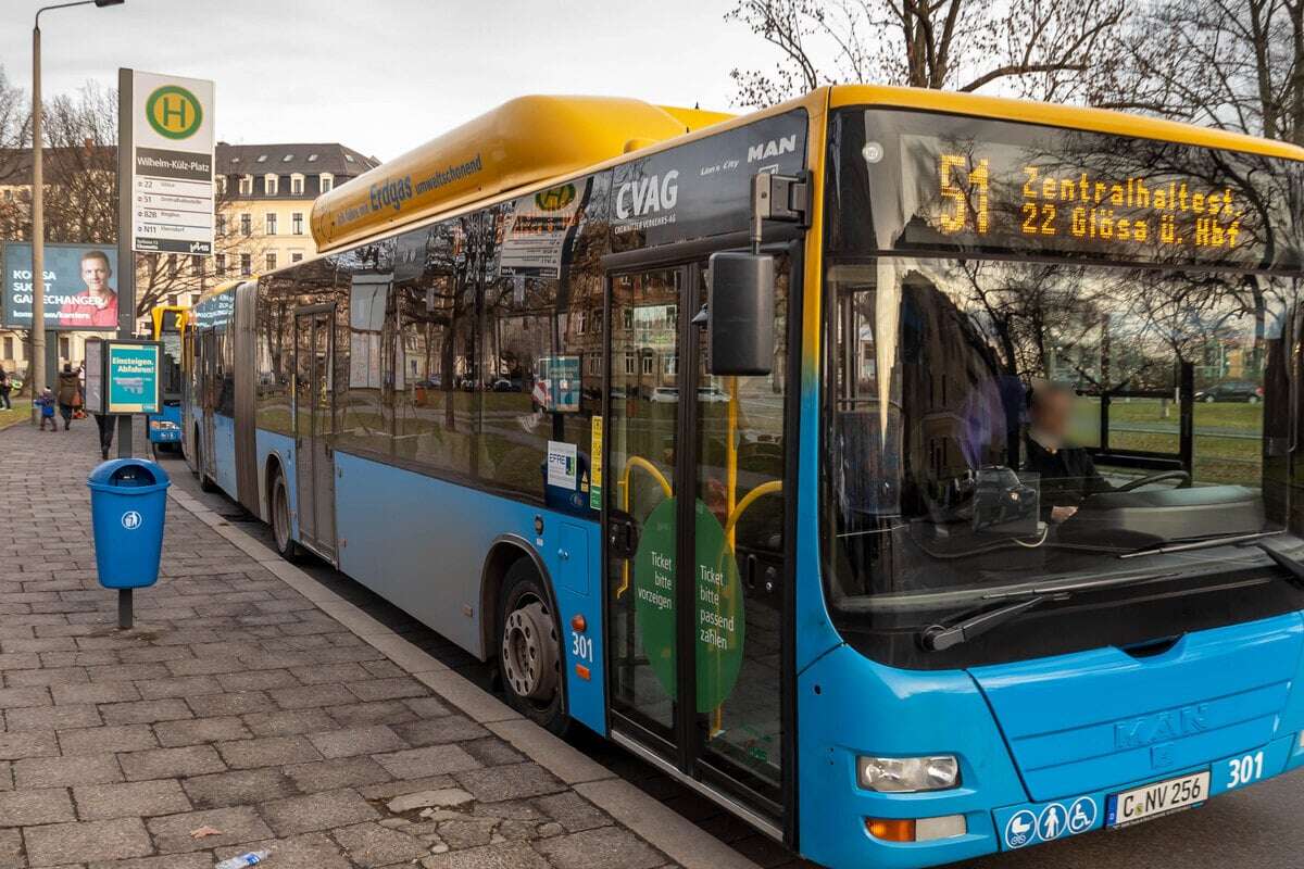 Mann reißt Scheibenwischer von Bus und tritt Fahrgast: Polizei macht kurzen Prozess