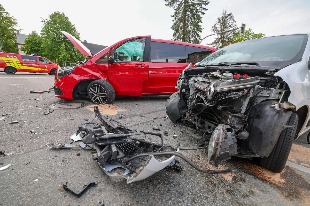 Sperrung nach heftigem Kreuzungscrash