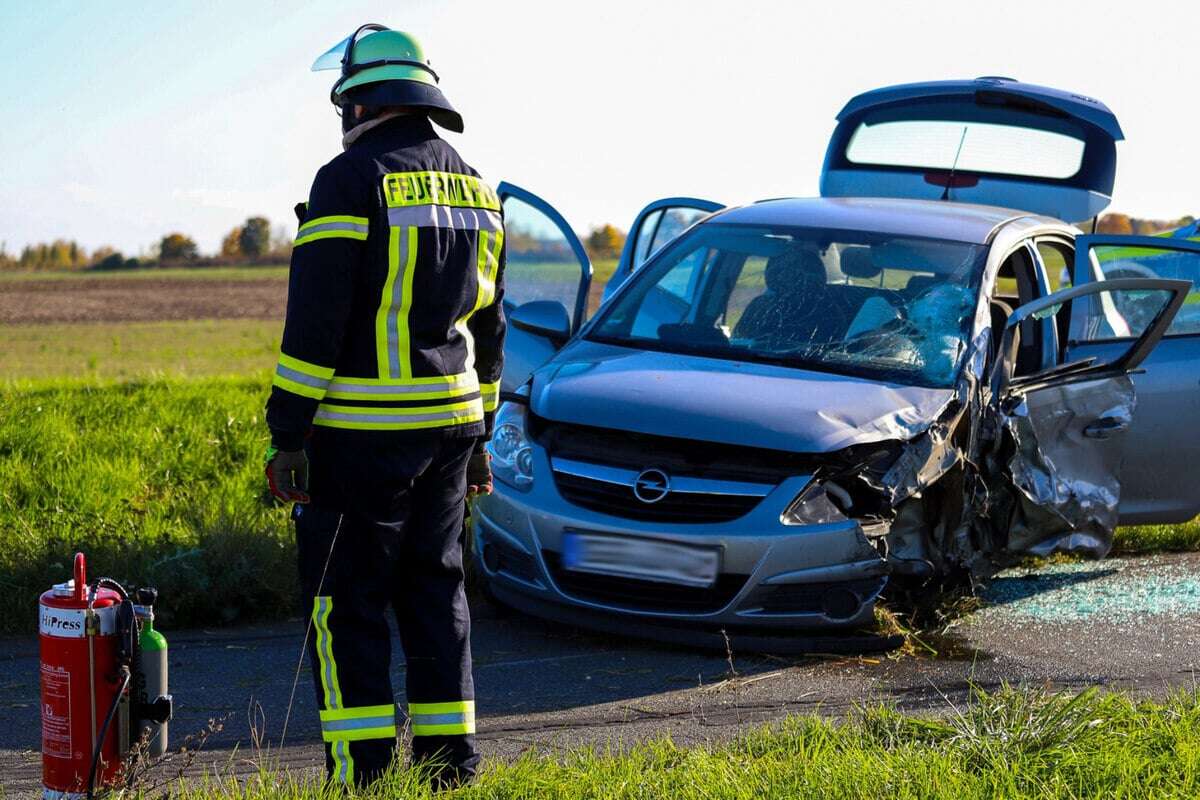 Schwerer Crash auf Landstraße mit fünf Verletzten, darunter Familie mit zwei kleinen Kindern