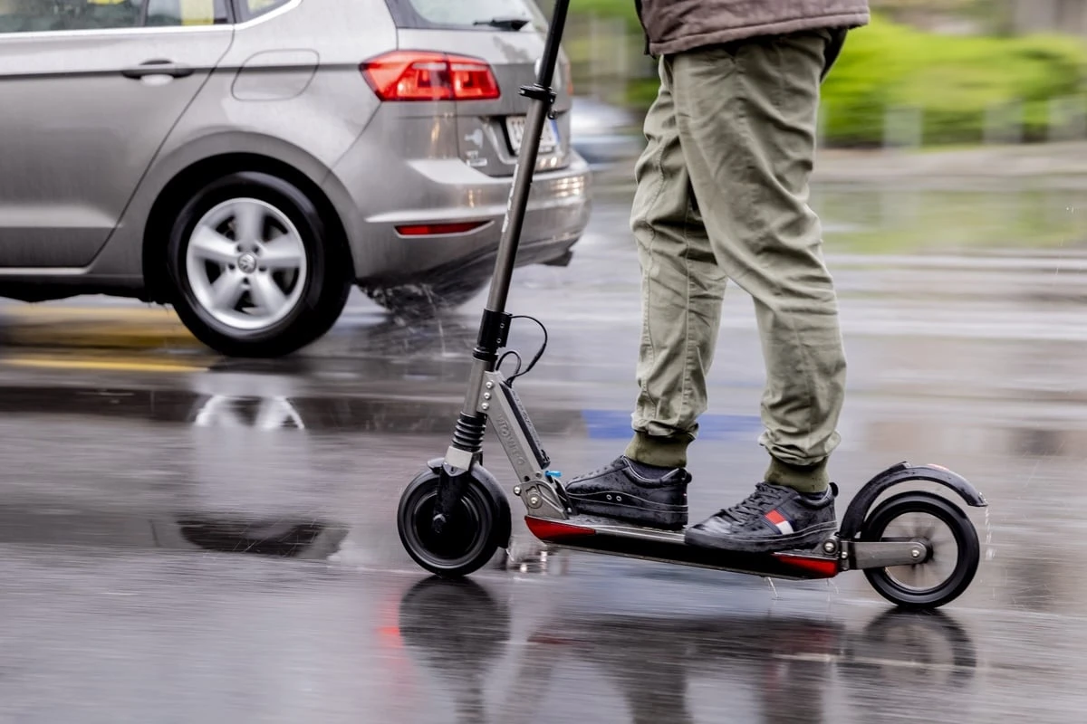 Geisterfahrer mal anders: E-Scooter und Radler auf Autobahn-Safari