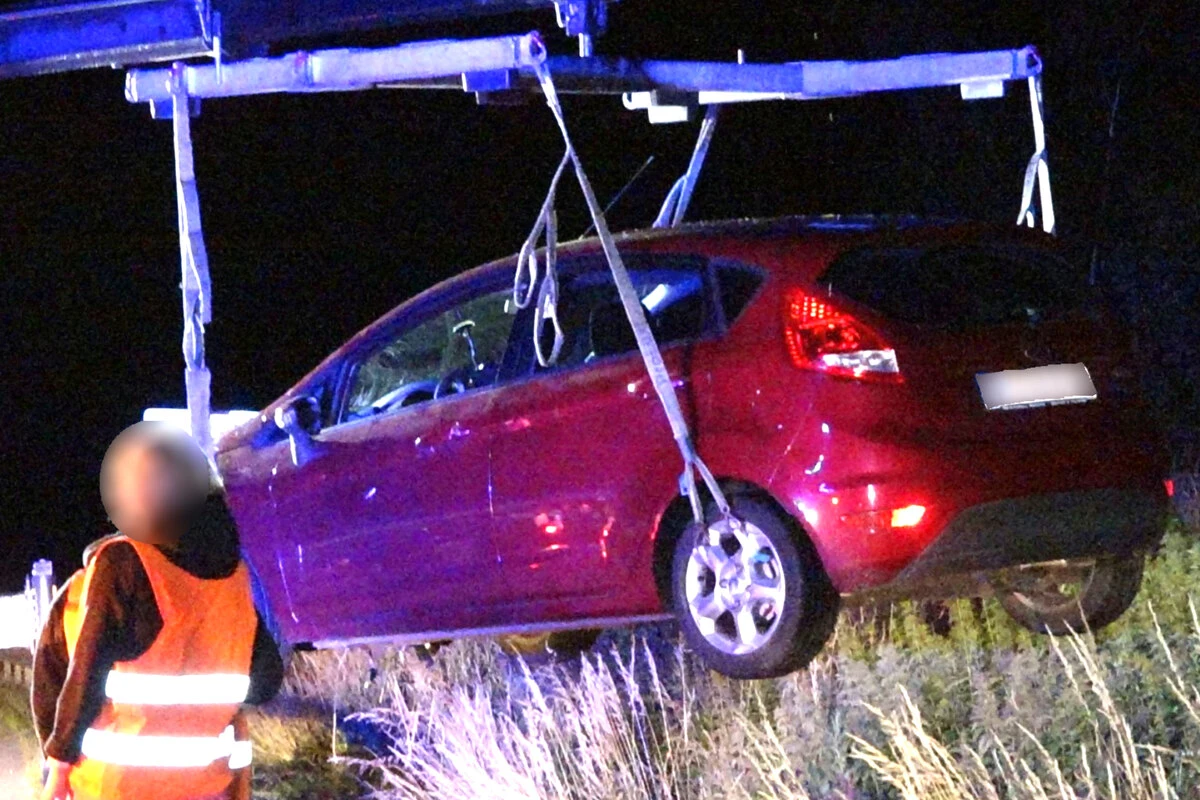 Auto kommt nahe Leipzig von A38 ab und kracht in Zaun