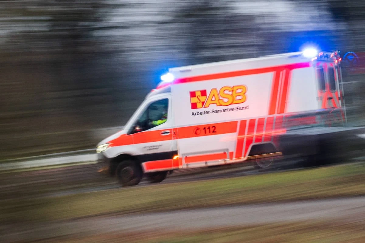 VW fährt an haltendem Bus vorbei und erfasst Mädchen