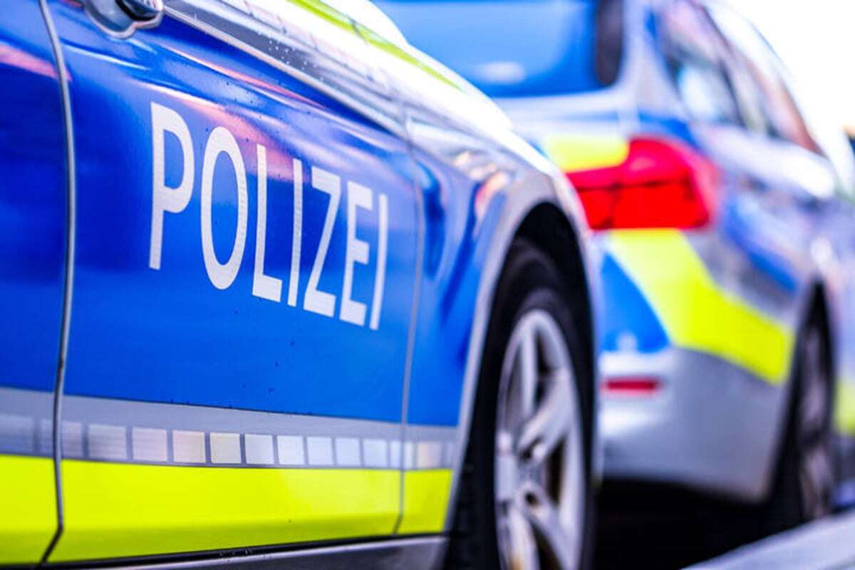 Stau nach Unfall auf der A4: Auto überschlägt sich