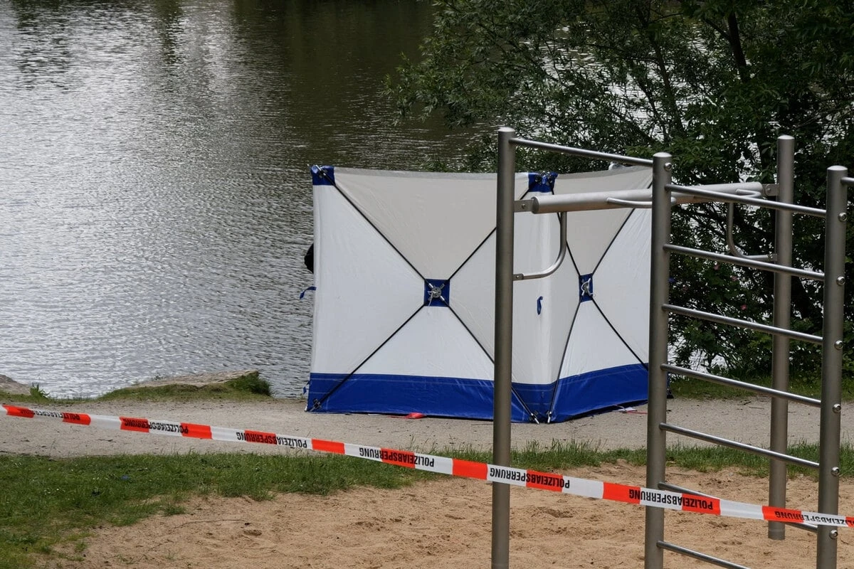 Passanten entdecken herrenlosen Hund, wenig später wird eine Leiche gefunden