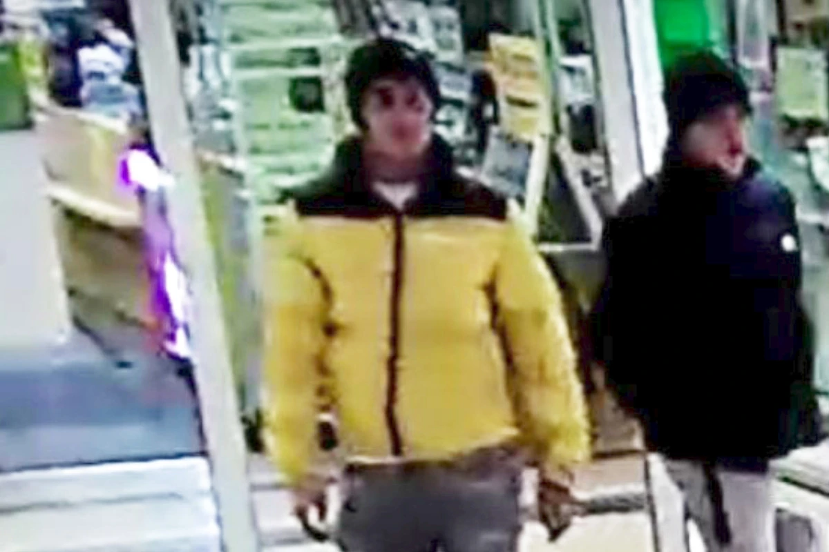Sie sollen Handys herausgerissen und geklaut haben: Wer kennt dieses Duo?