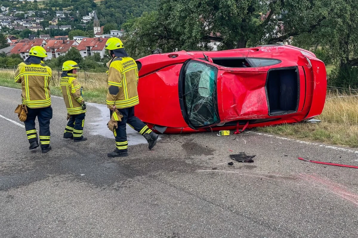 Zu schnell unterwegs: Porsche überschlägt sich bei Unfall, Rettungs-Heli im Einsatz