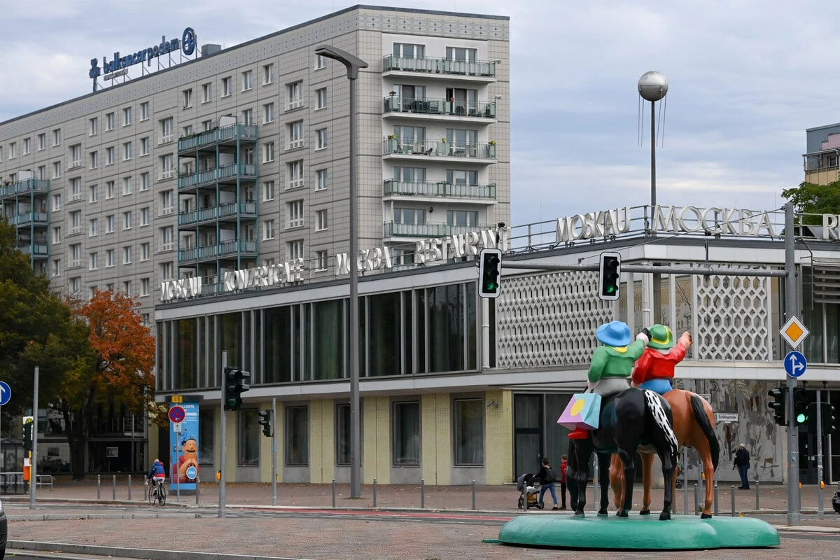 Schüsse auf der Karl-Marx-Allee: 35-Jähriger verletzt, Täter flüchtig