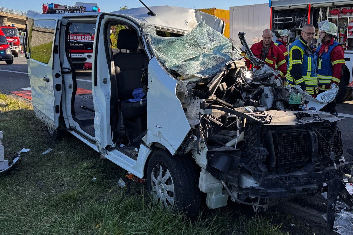 Unfall auf A9: Gegen Laster gekracht und mehrere Hundert Meter mitgeschleift