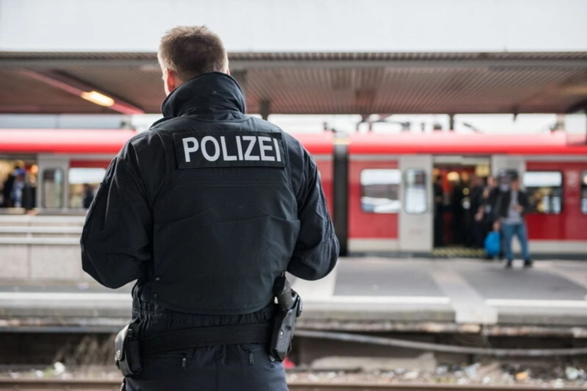 Ausraster am Bahnhof: Kaffeeattacke, Biss und Gleisschubser