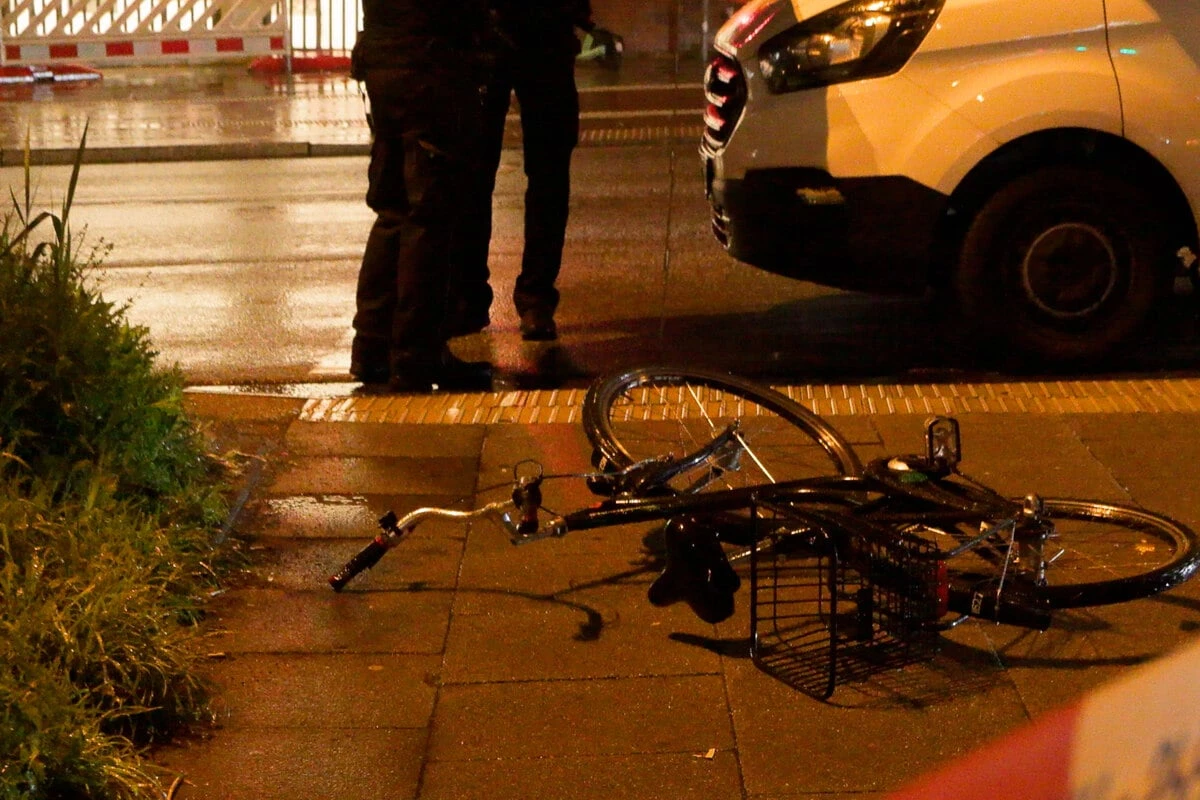 Radfahrerin fährt bei Rot über die Ampel, jetzt liegt sie im Krankenhaus