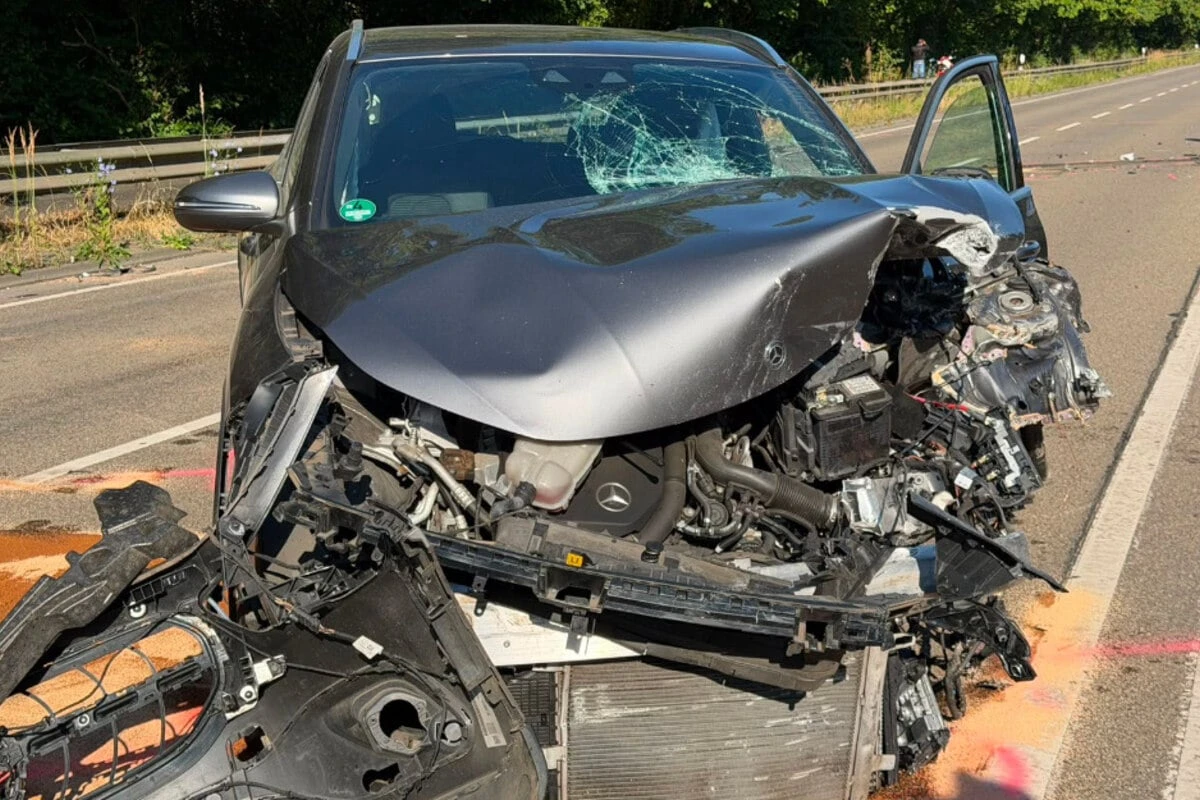 Heftiger Frontalunfall: 19-Jährige brettert in entgegenkommenden Ford