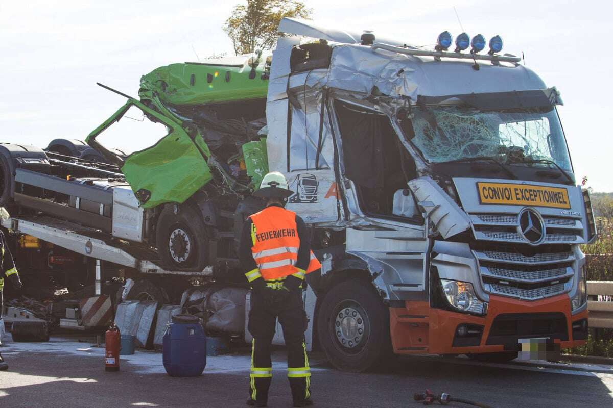 Truck voller Socken und Kinderlatschen rast auf A13 in Lkw: Vollsperrung!