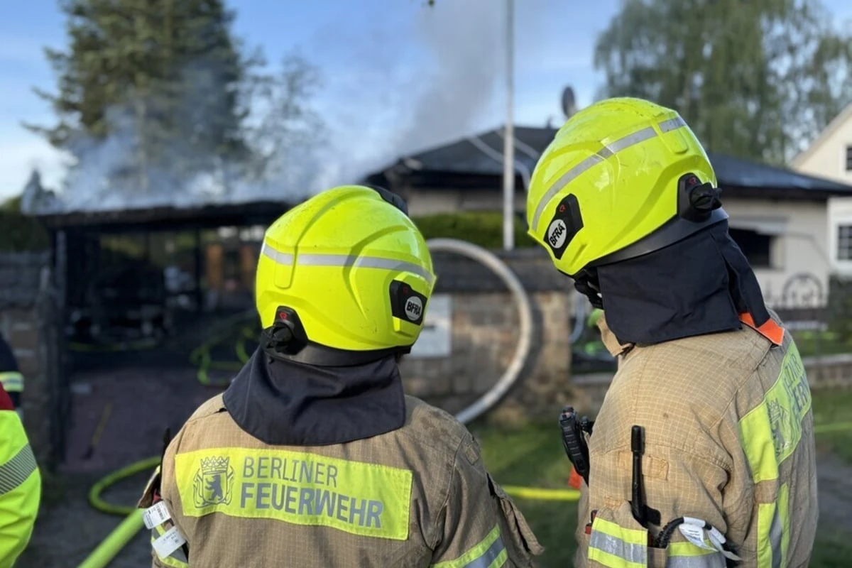 Carport-Brand greift in Mahlsdorf auf Wohnhaus über