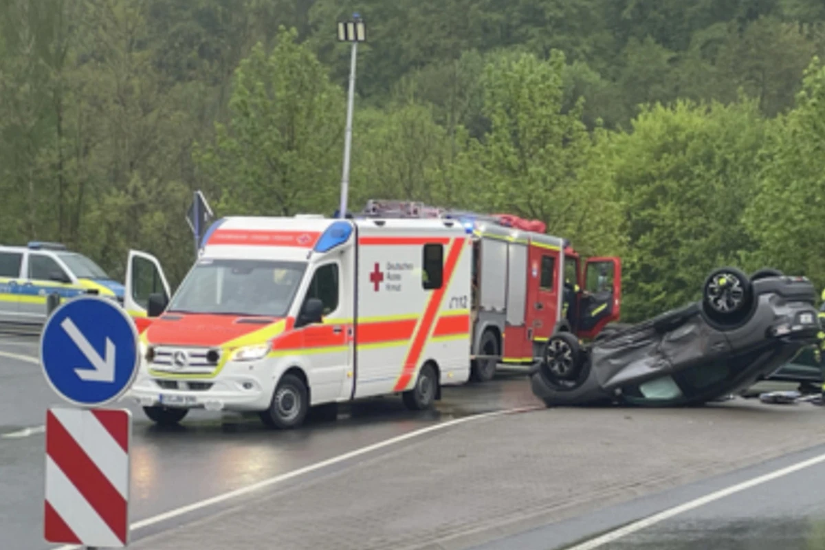 Auto übersehen? Crash auf B80 mit zwei Verletzten