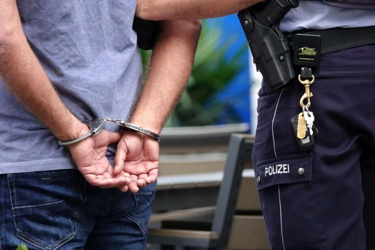 Mann will Frauen begrapschen und zeigt seinen Penis: Dann eskaliert er weiter in einem Café
