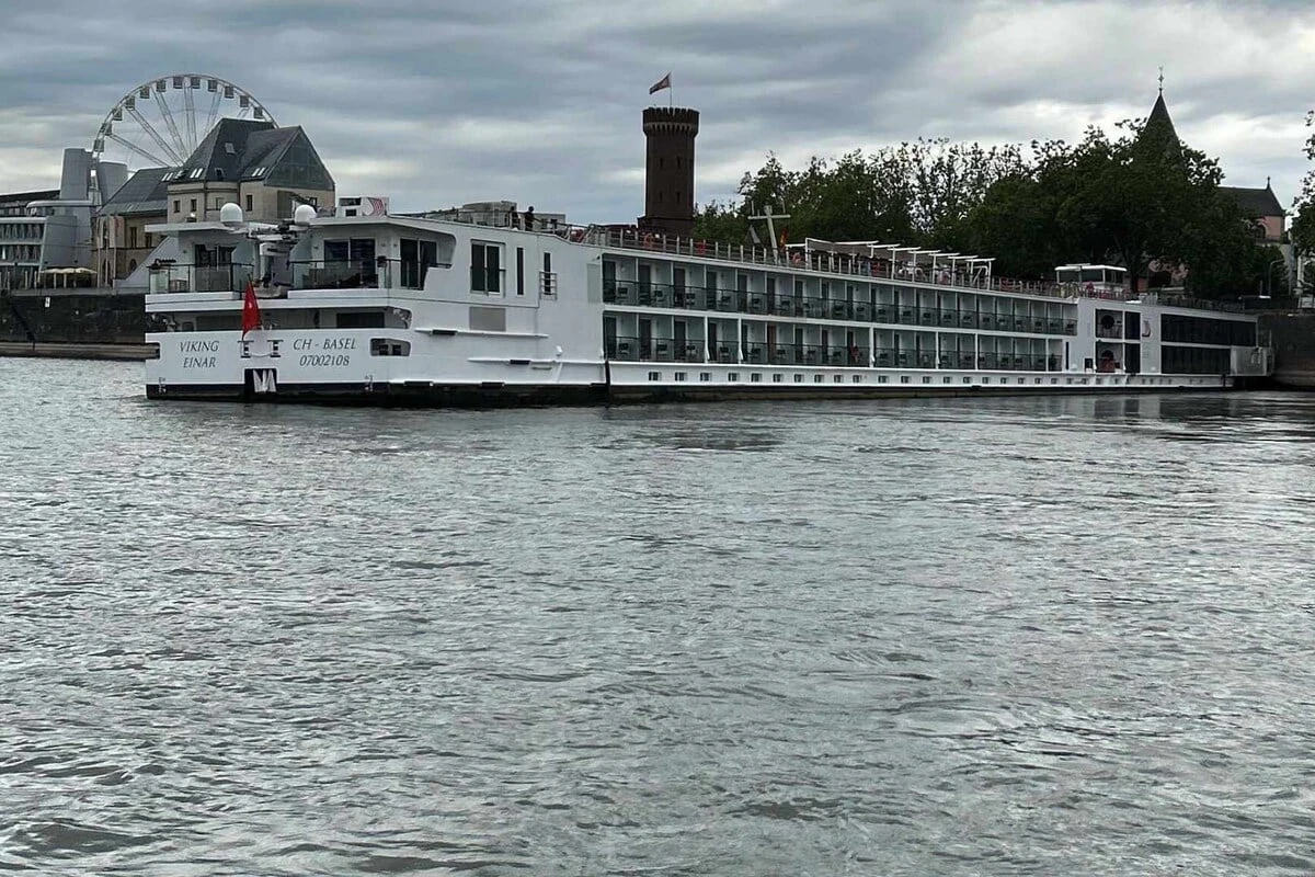 135-Meter-Koloss läuft bei Köln auf Grund: Kapitän kassiert Verwarngeld