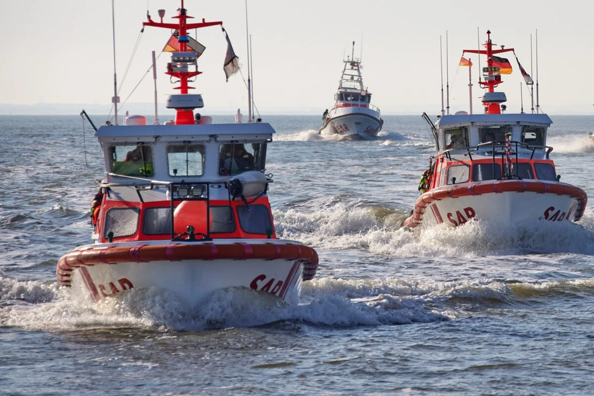 Training für den Ernstfall: Seenotretter durchpflügen die Nordsee