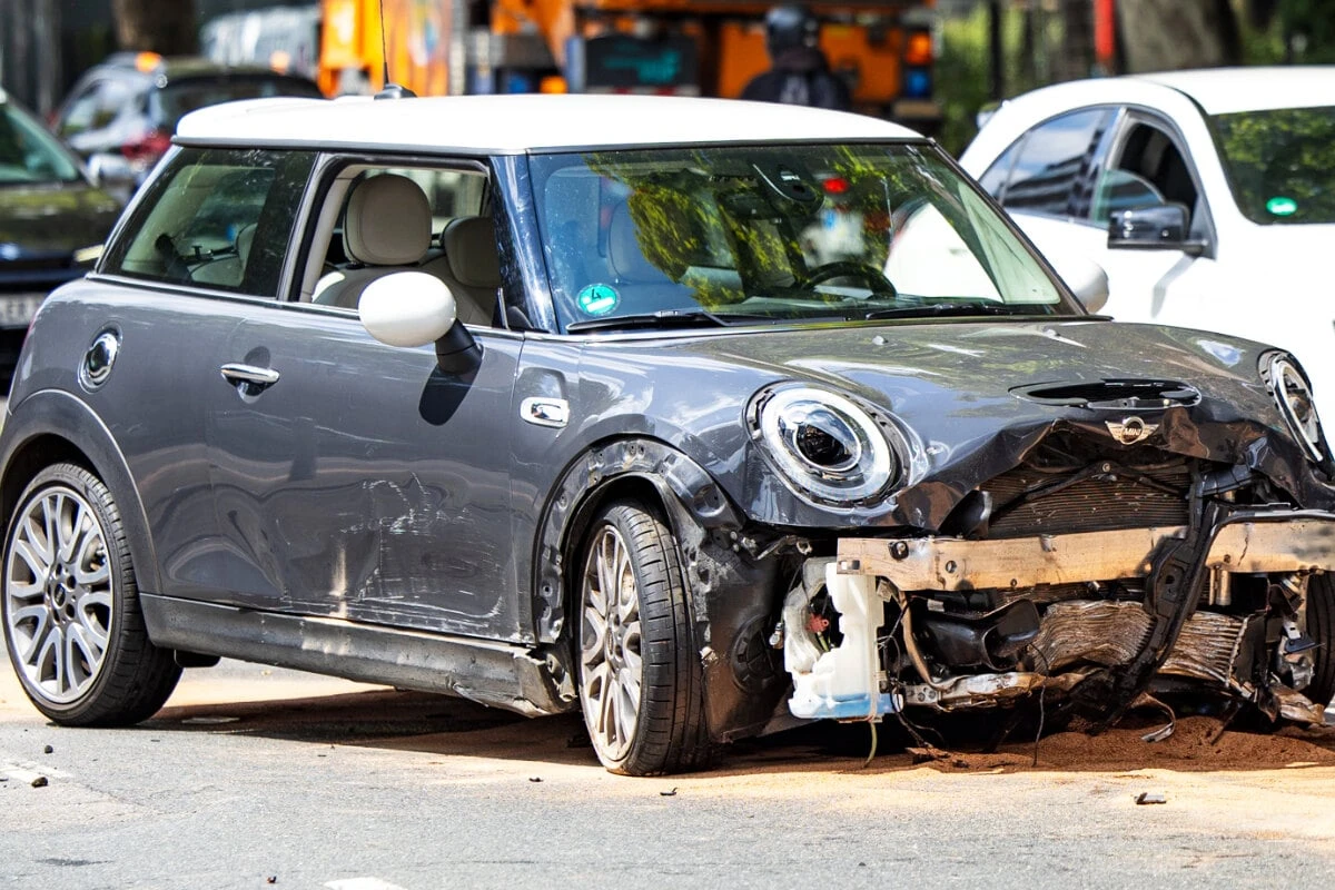 Schwerer Unfall in Frankfurt: Zwei Verletzte und hoher Sachschaden