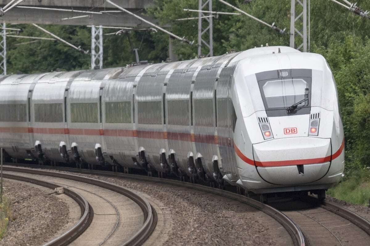 Bahnunfall bei München: Skoda steht im Gleisbett, dann nähert sich ein Intercity