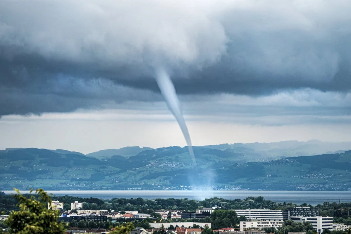 Spektakulär: Windhose fegt über den Bodensee