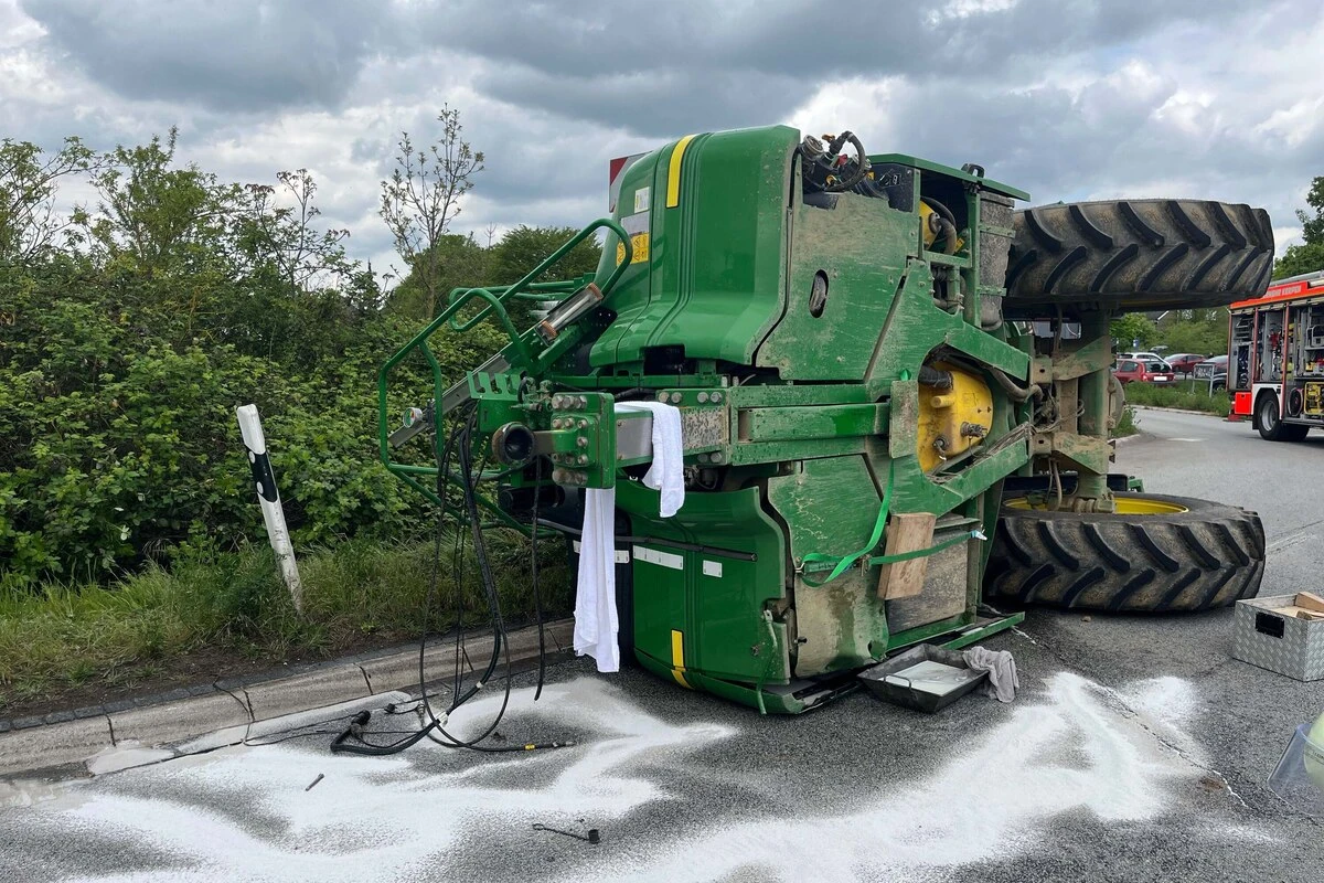 Traktor kippt in Kreisverkehr um: Jetzt sucht die Polizei zwei bestimmte Autofahrer