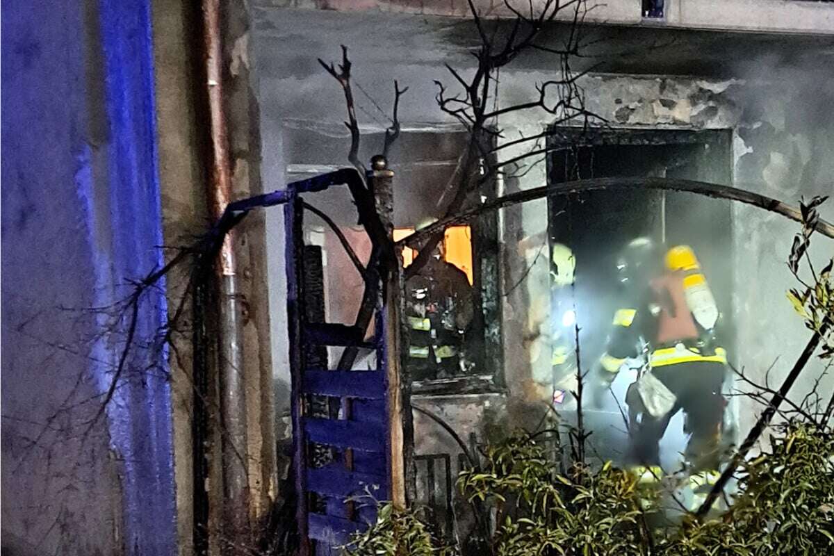 Erbarmungslose Flammen: Brand ruft Feuerwehr auf Plan, Schaden ist beträchtlich