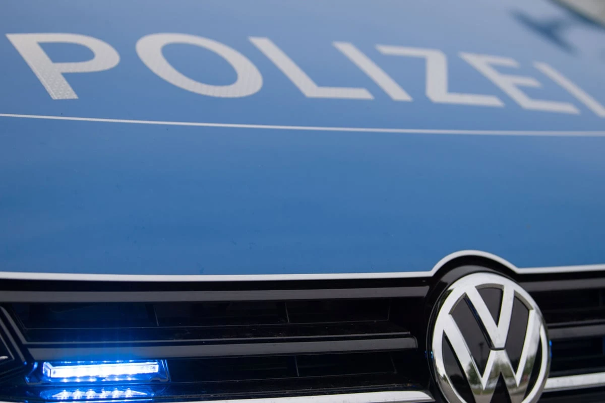 Dreister als die Polizei erlaubt: Räuber fahren mit Transporter mitten in Schaufenster