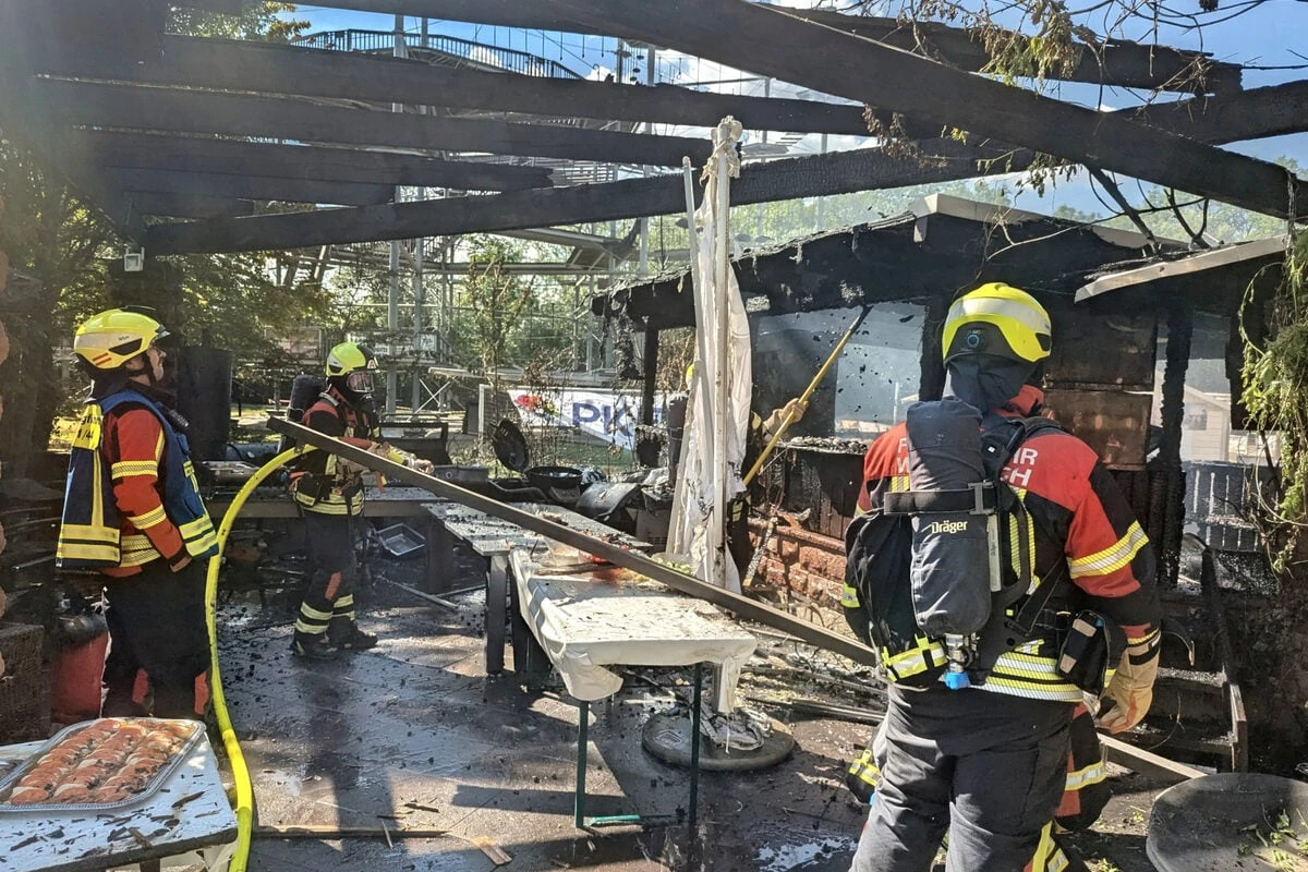 Firmenfeier endet abrupt: Feuer zerstört Außengastro