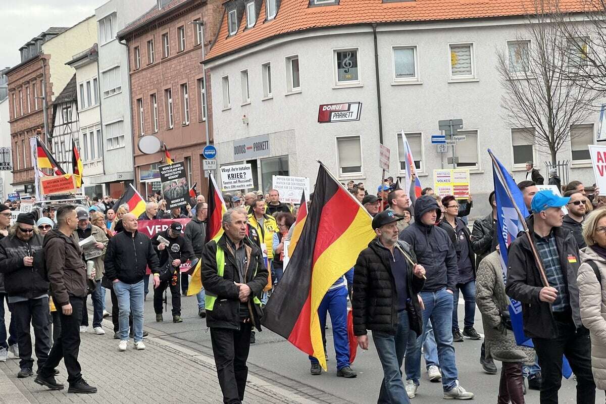 Am Schauplatz von blutigem Messermord: Rechte Demo stößt auf Gegenwehr