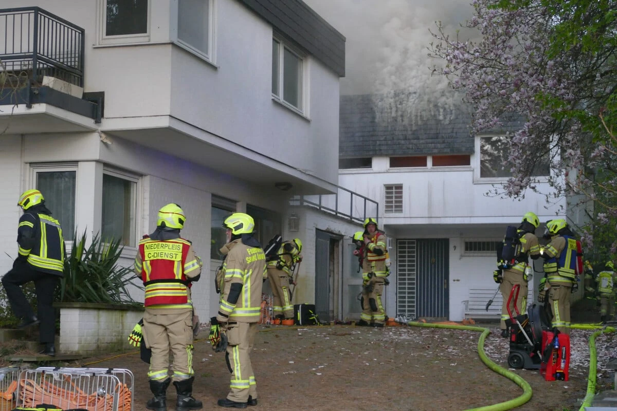 Wohnhaus bei Köln brennt lichterloh: Feuerwehr im Großeinsatz