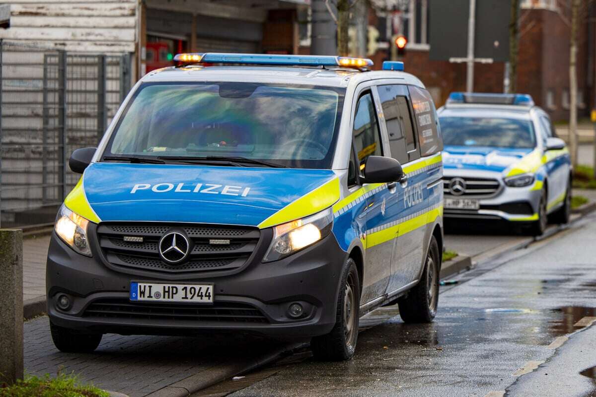 Stark blutender Mann sitzt mitten auf Straße: Polizei steht vor Rätsel