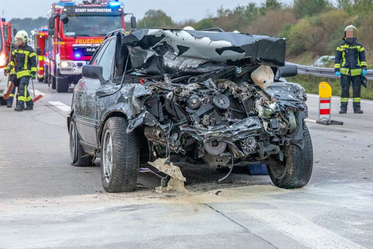 Vollsperrung nach Unfall auf A72: Audi kracht gegen Leitplanke