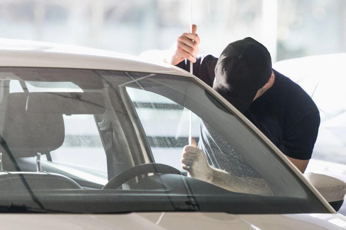 Autoknacker in Dresden unterwegs: Täter klauen Werkzeug, Sportzeug und Elektronik