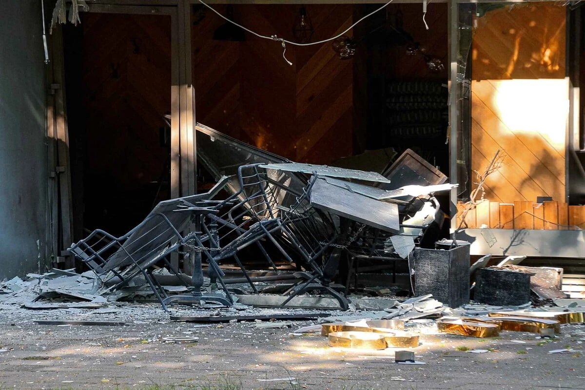Explosion in Restaurant: Stühle schleudern auf Gehweg, Zeugen machen wichtige Beobachtung