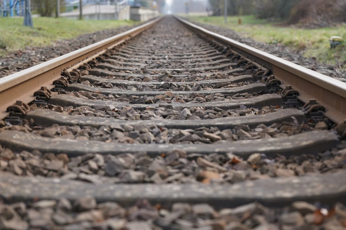 Schock-Moment auf Bahnstrecke: Betrunkener geht mit Küchenmessern auf Gleisen spazieren