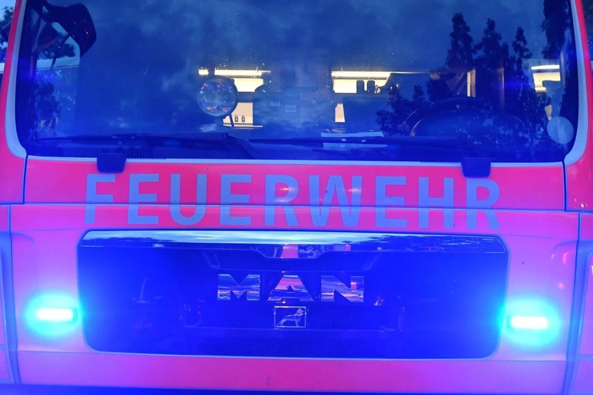 Söhne suchen nach Vater in brennendem Haus, dann wird ein Toter entdeckt