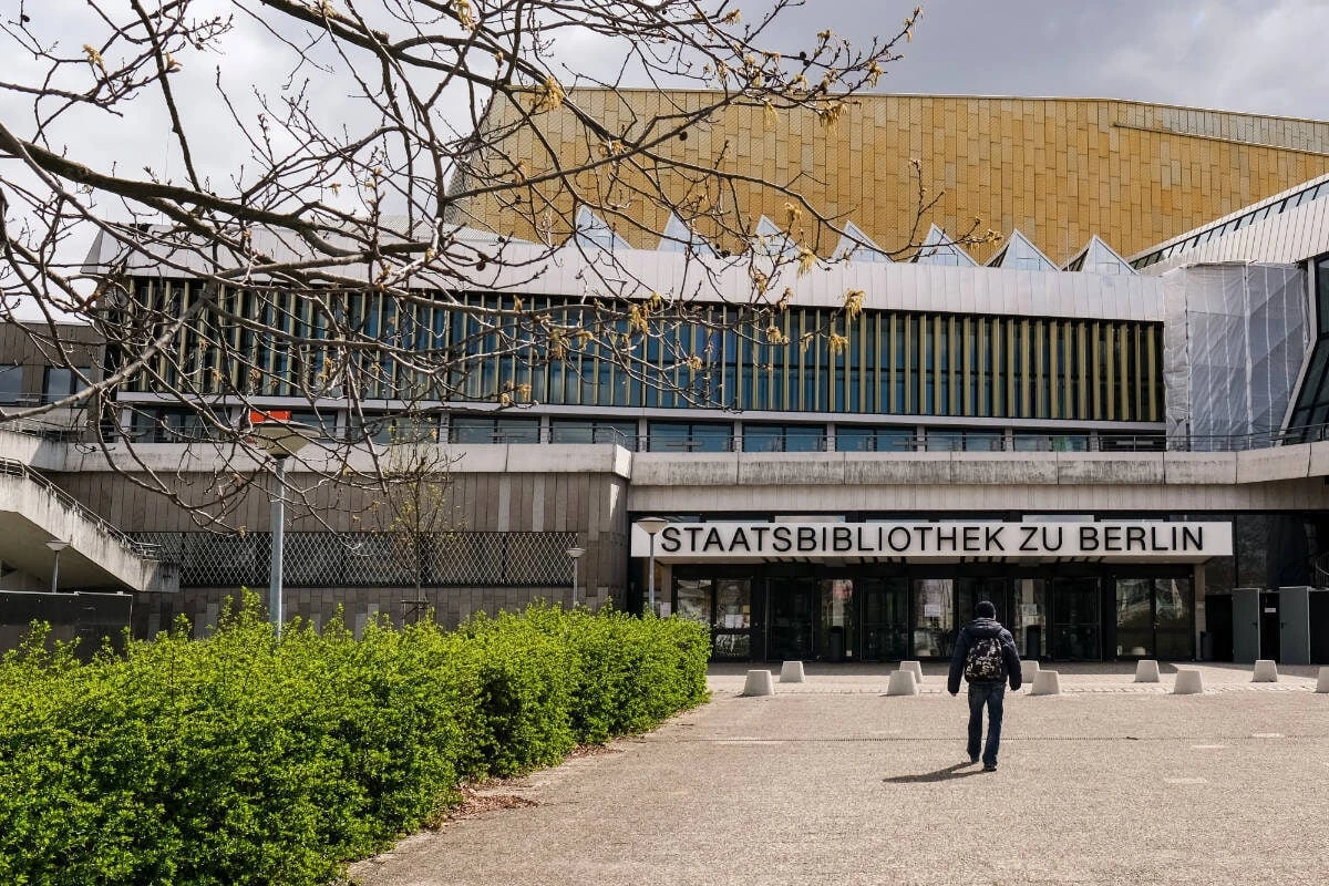 Wasserschaden in Staatsbibliothek: Bücher müssen gerettet werden