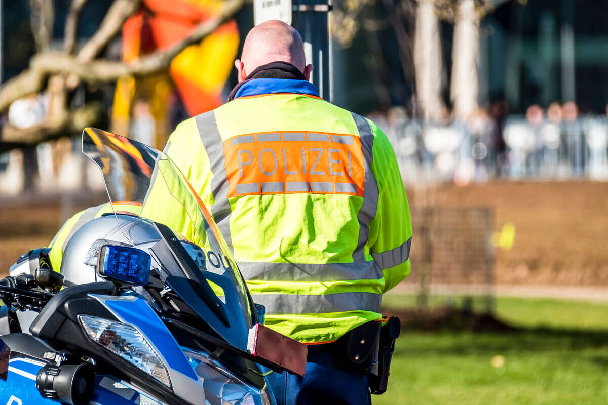 Autofahrer lässt Ladung von Beifahrerin 