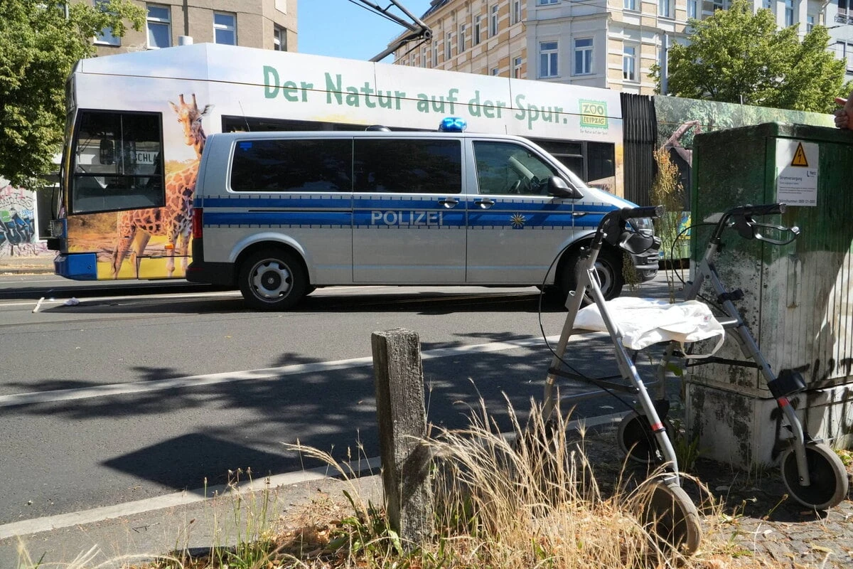Fußgängerin mit Rollator in Leipzig von Straßenbahn erfasst