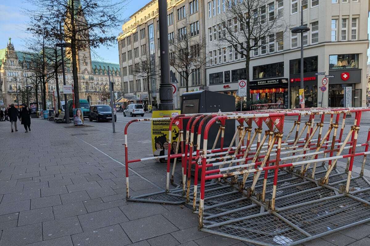 Menschenkette und Demo in Hamburg: Absperrgitter stehen bereit