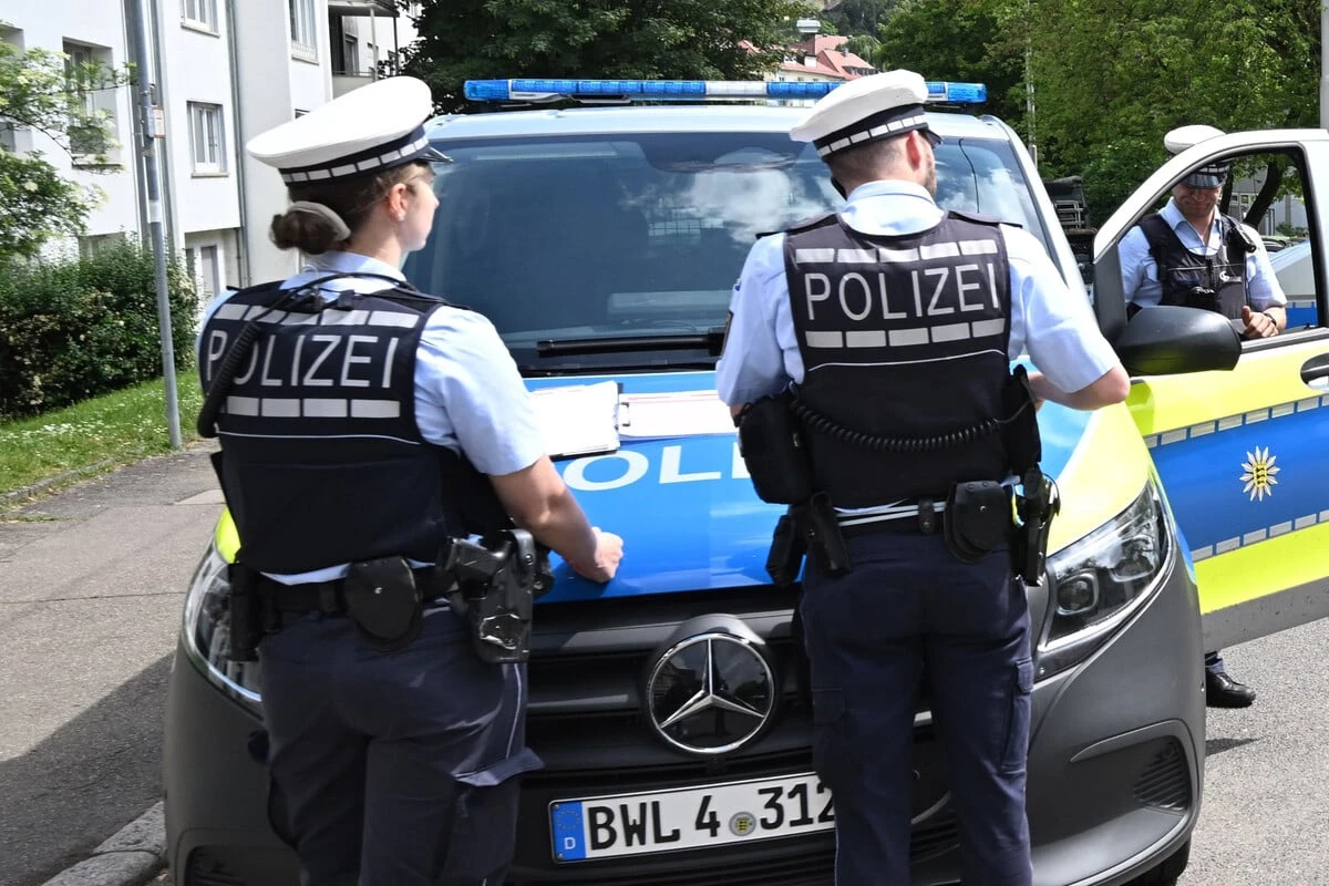 Brutalo-Attacke am helllichten Tag: Jugendgruppe schlägt und tritt auf Mann ein