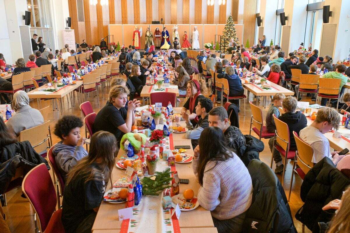 Fröhliche Weihnacht überall: Rathaus-Party macht viele Kinder glücklich