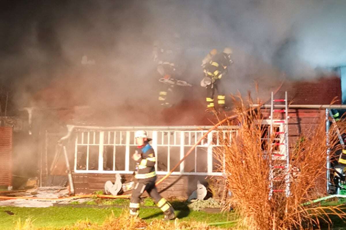 Nacht-Einsatz im Münchner Süden: Gartenhütte geht in Flammen auf!