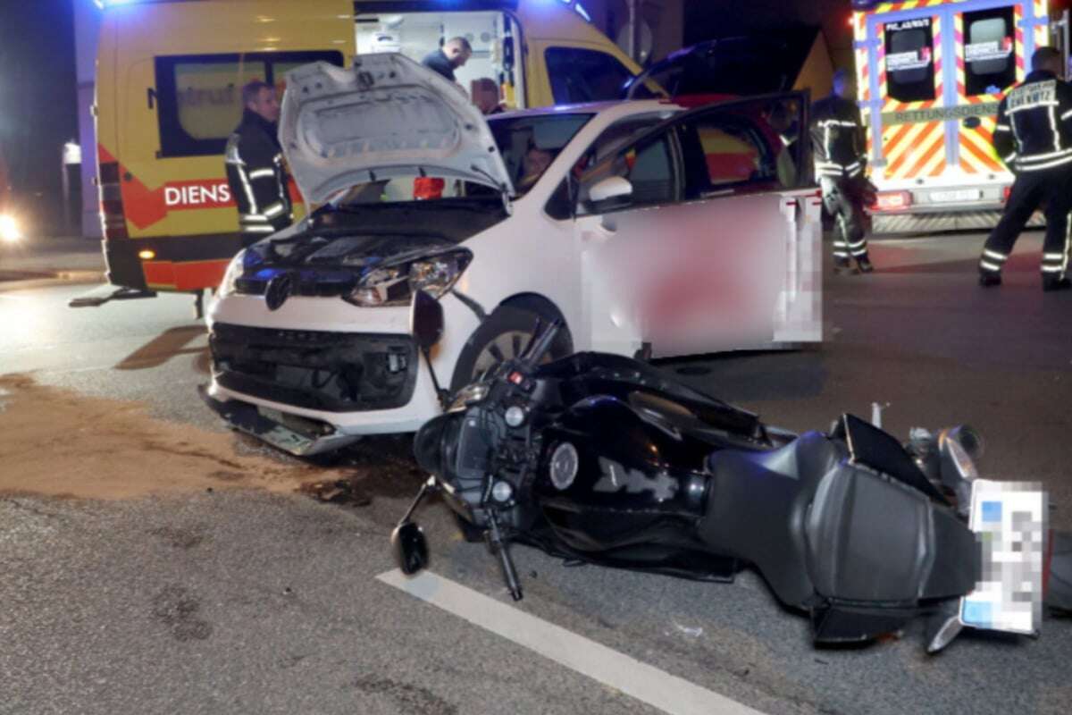 Vorfahrts-Crash in Chemnitz: VW kracht in Motorrad