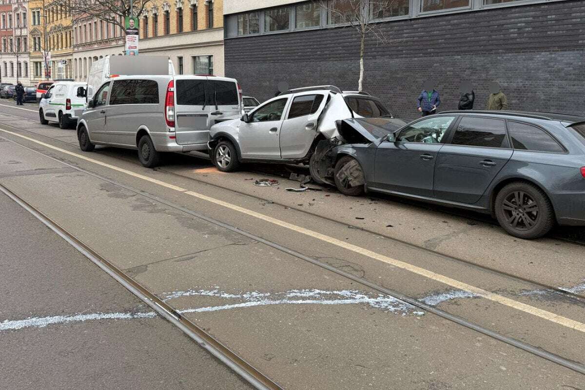 72-Jähriger auf Crash-Tour in Leipzig: Fünf Verletzte, sechs Autos beschädigt