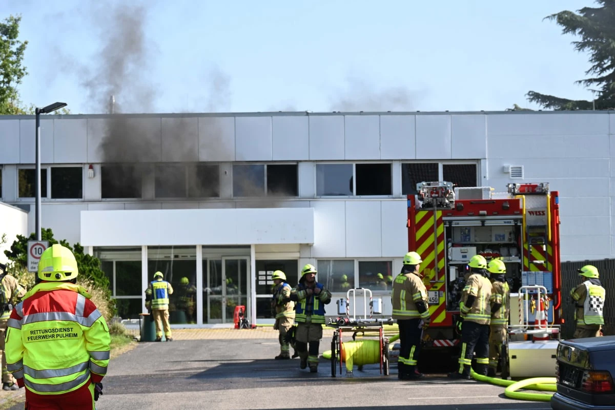 Großeinsatz in NRW: Bürogebäude brennt nach Akku-Explosion