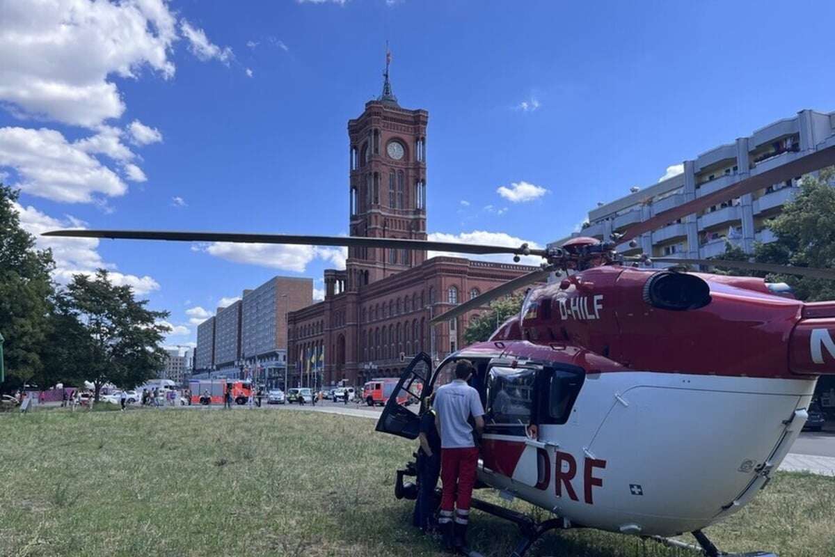 Tödlicher Unfall vor dem Roten Rathaus: Rettungshubschrauber im Einsatz