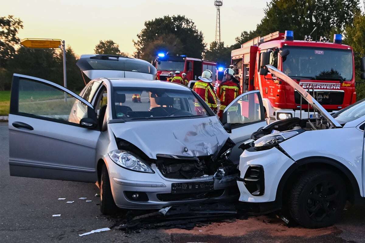 Autos stoßen auf Landstraße im Norden zusammen: Drei Verletzte